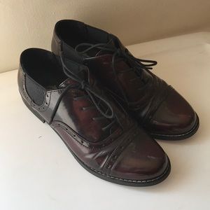Women’s 10 Wingtip Style Shoes